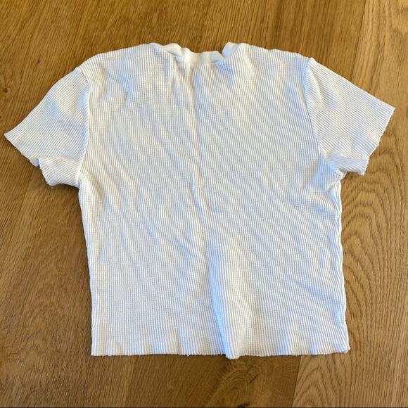 Brandy Melville Raw Hem Short Sleeve Tee in White - Picture 4 of 4